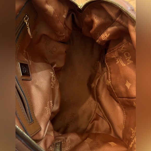 ⭐️MCM Soft Leather Handbag - Picture 12 of 15